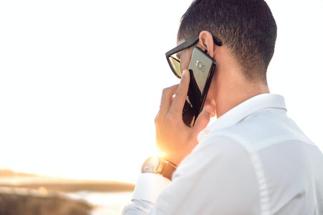 Homem a fazer uma chamada no telemóvel